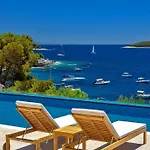 Crystalsea 1 & 2 Infinity Heatedpool Seaview *